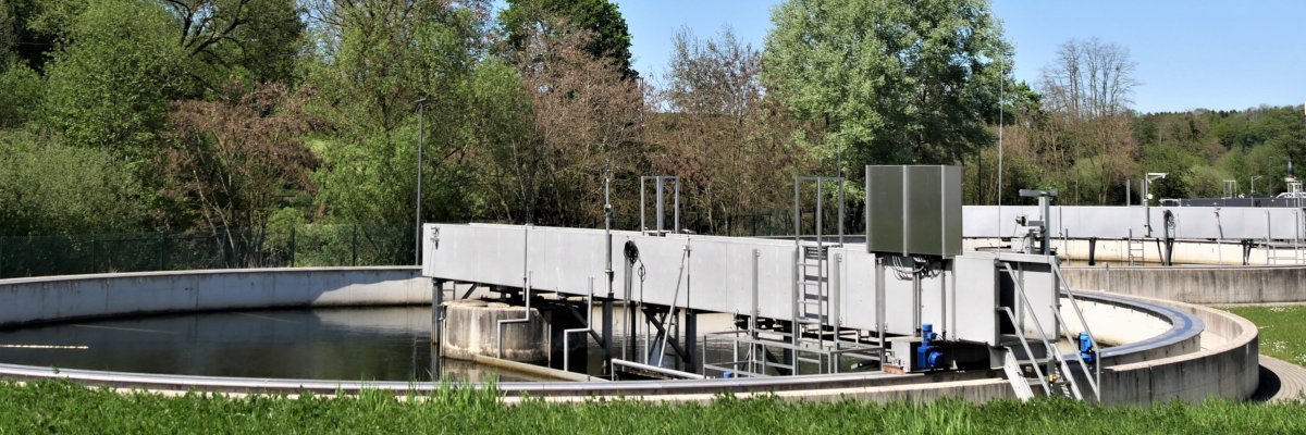 Klärbecken einer Kläranlage