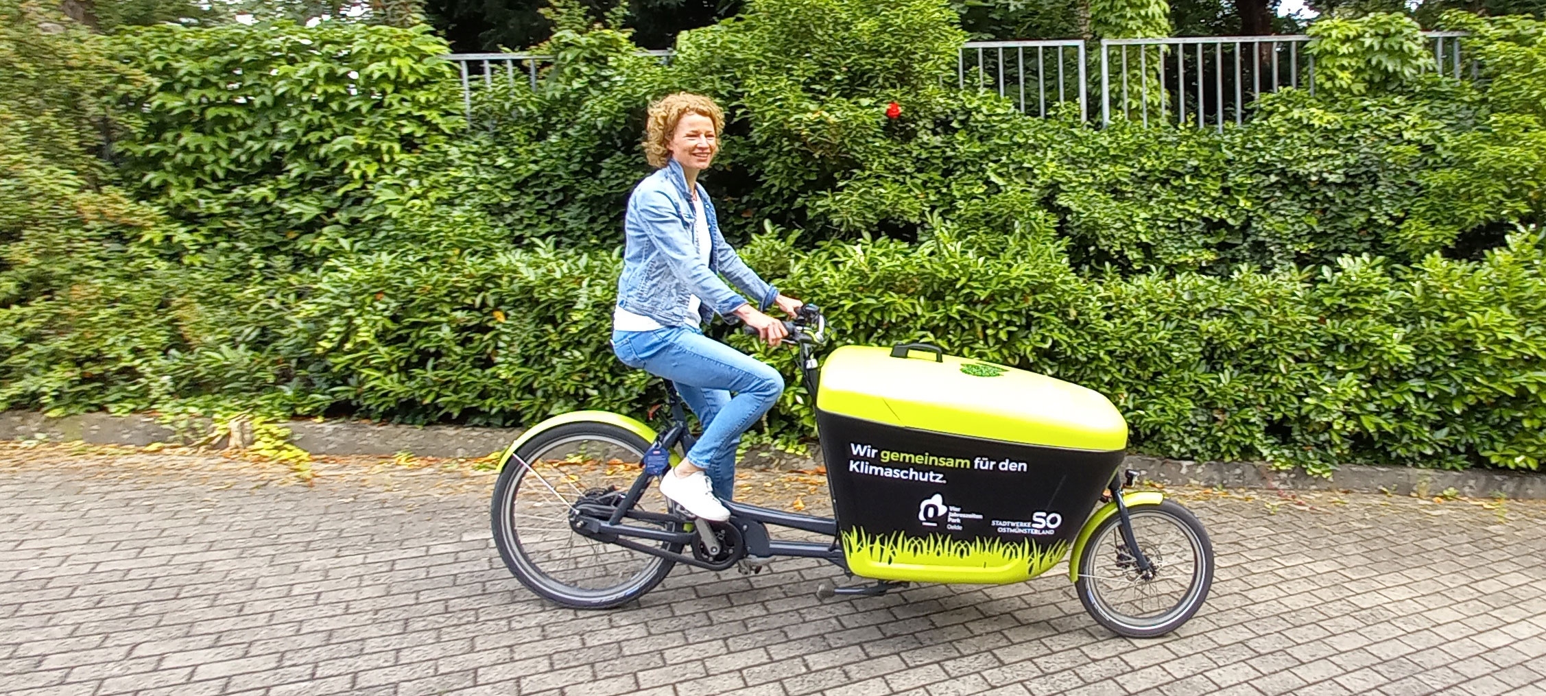 Frau auf Lastenfahrrad
