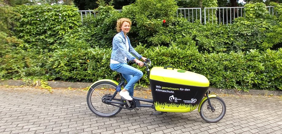 Frau auf Lastenfahrrad