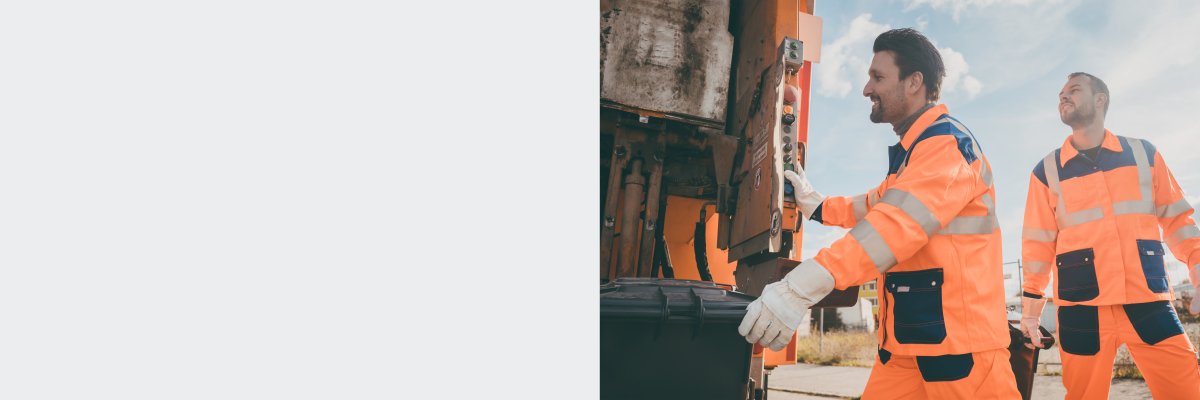 Zwei Müllwerker leeren Tonnen