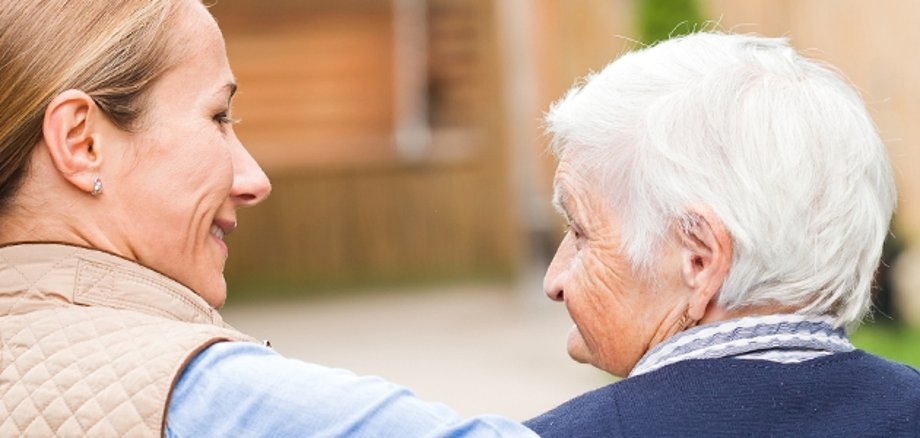 Junge und alte Frau im Gespräch