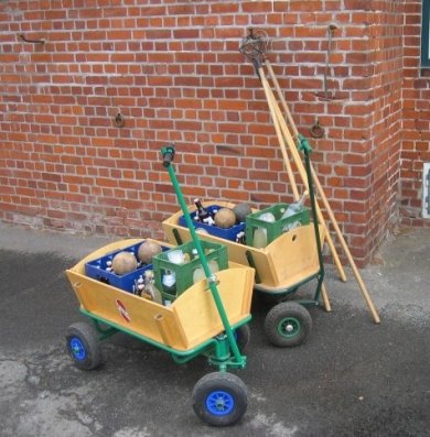 Bild zeigt 2 Bosselbollerwagen