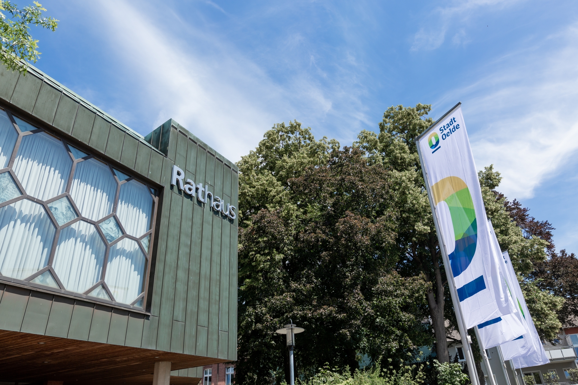 Rathaus Gebäude mit Stadt Oelde Flaggen