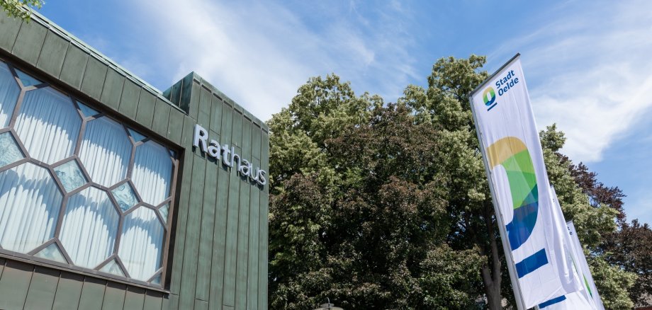 Rathaus Gebäude mit Stadt Oelde Flaggen