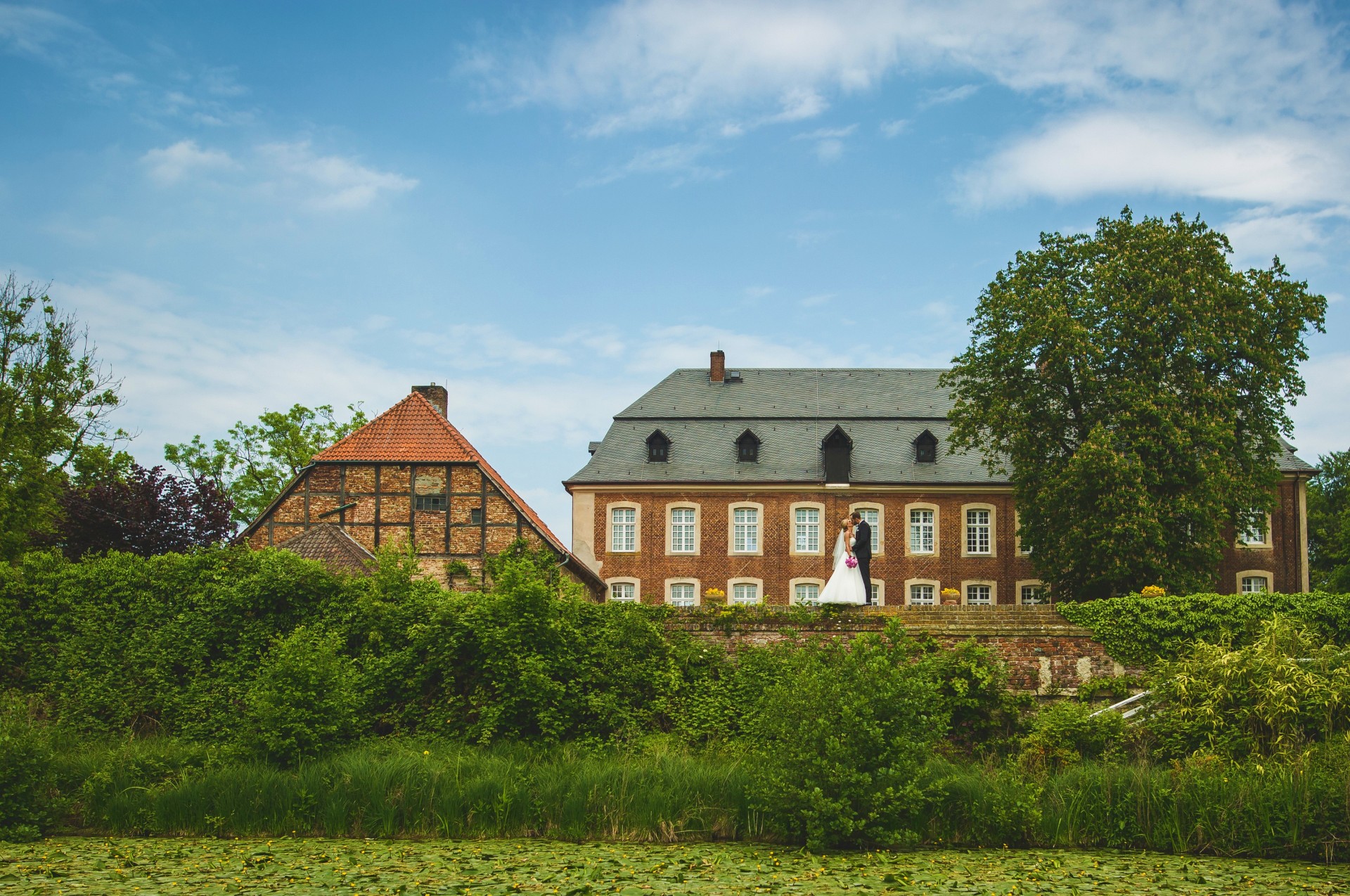 Haus Geist - Südseite mit Brautpaar