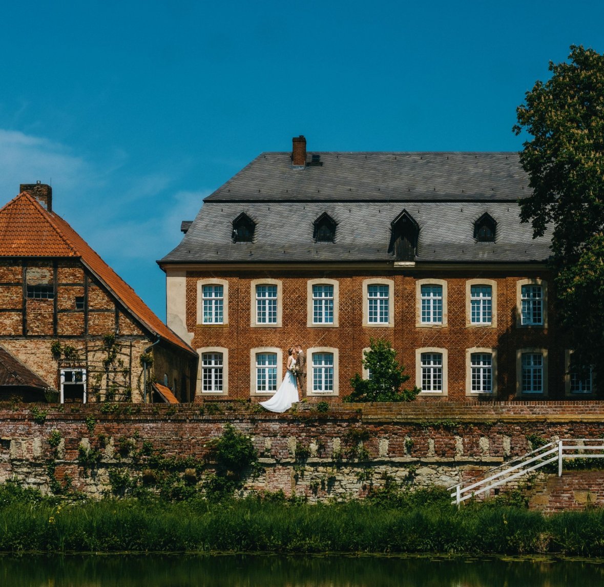 Haus Geist - Südseite mit Brautpaar
