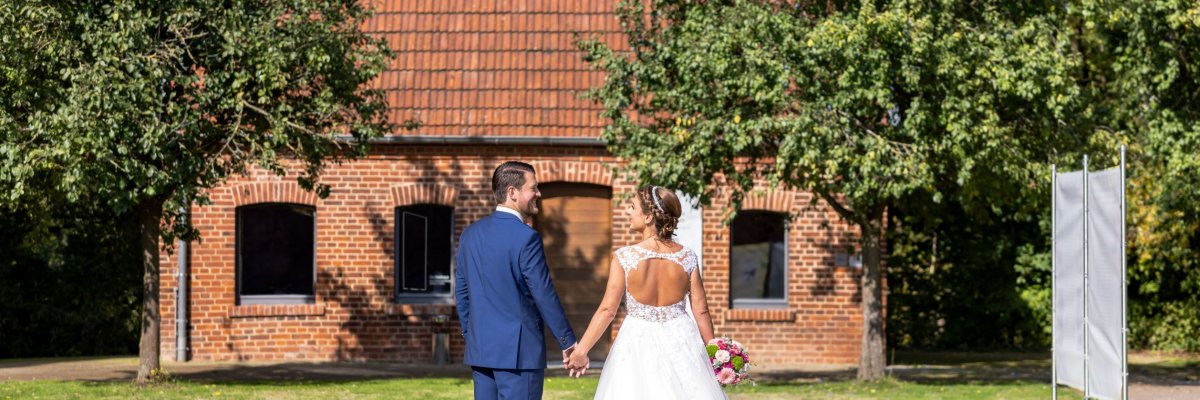 Brautpaar auf der Trauwiese vor dem Gartenhaus