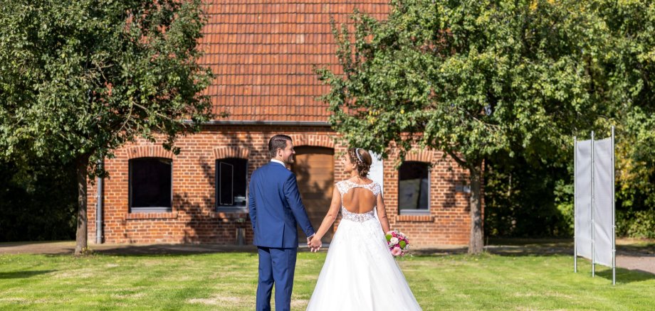 Brautpaar auf der Trauwiese vor dem Gartenhaus