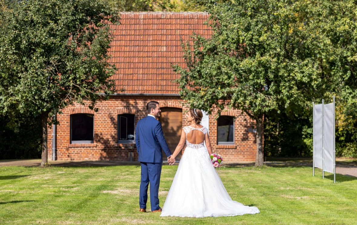 Brautpaar auf der Trauwiese vor dem Gartenhaus Brautpaar auf der Trauwiese vor dem Gartenhaus