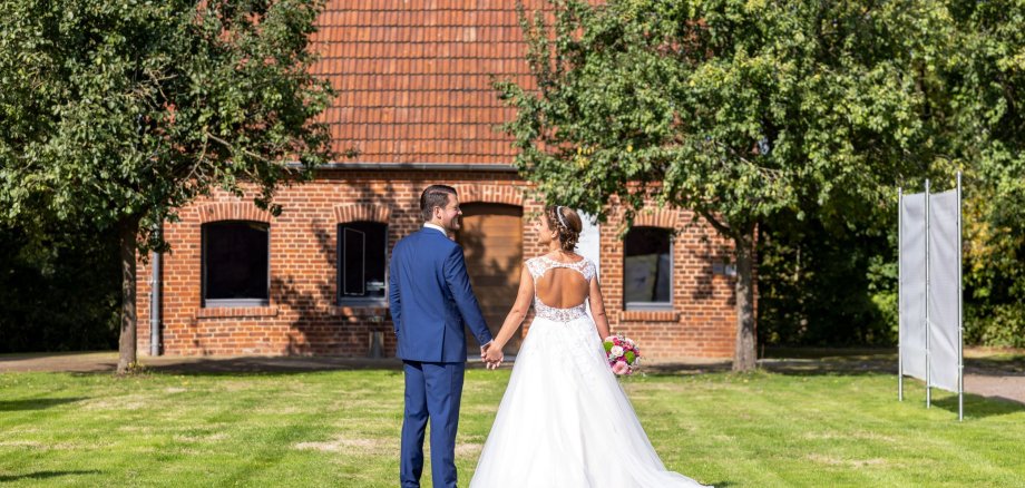 Brautpaar auf der Trauwiese vor dem Gartenhaus
