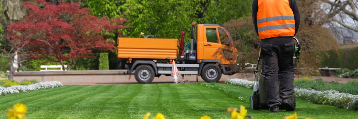 Landschaftsgärtner im Park bei der Arbeit