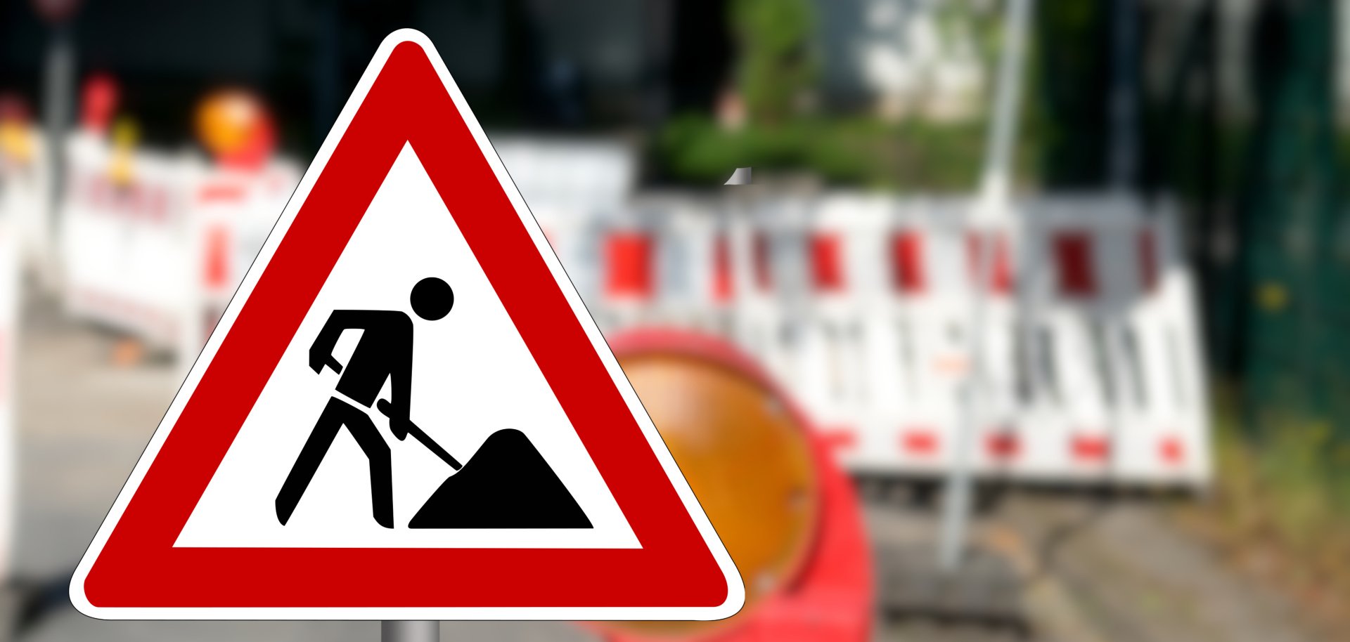 Verkehrsschild und Absperrung an einer Baustelle