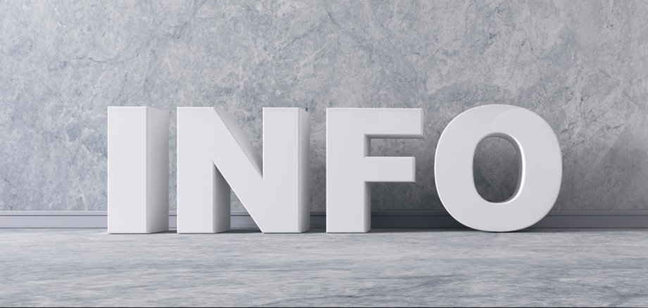 Info - Text vor Wand mit Steintextur - Leerfläche rechts