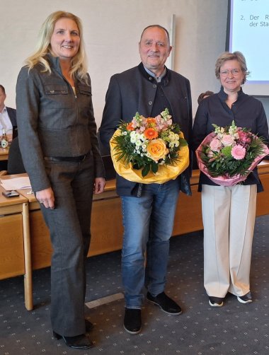 Bürgermeisterin Karin Rodeheger und die Schiedsleute Michael Bökamp und Iris Lütke-Dörhoff