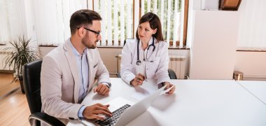 Ärztin in einer Besprechung mit einem Mann