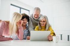 Senioren am Laptop