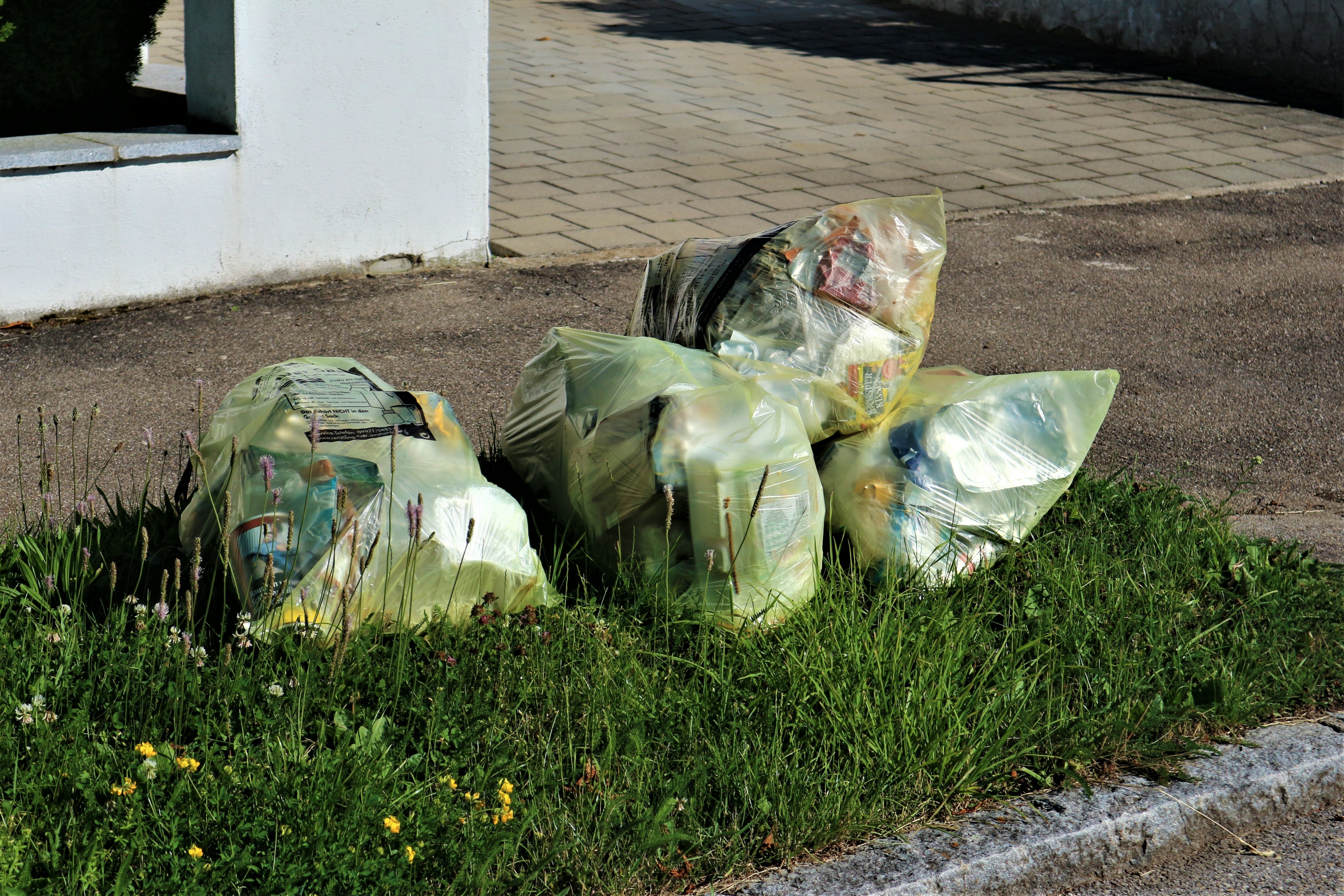 Gelbe Säcke am Straßenrand