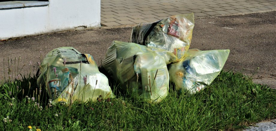 Gelbe Säcke am Straßenrand Gelbe Säcke am Straßenrand