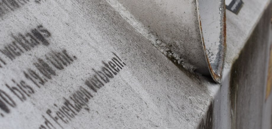 Öffnung eines Altglascontainers Öffnung eines Altglascontainers
