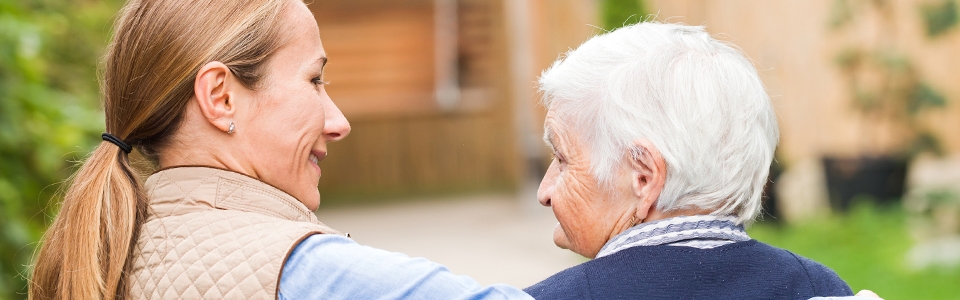 Junge und alte Frau im Gespräch