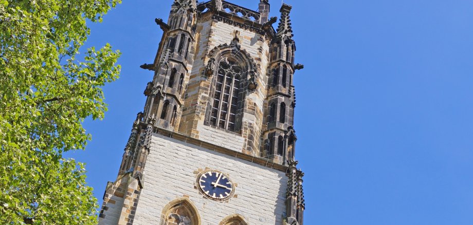 St Johannes Kirche vor blauem Himmel