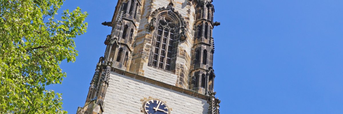 St Johannes Kirche vor blauem Himmel