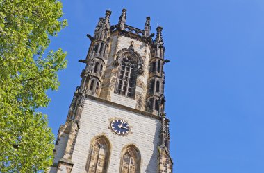 St Johannes Kirche vor blauem Himmel