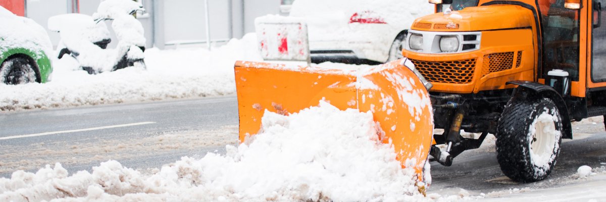 Schneepflug räumt die Straßen in der Stadt, Winterdienst Schneepflug räumt die Straßen in der Stadt, Winterdienst