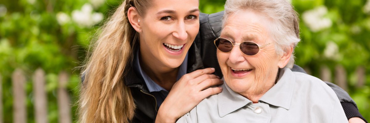 Junge Frau besucht Großmutter im Altenheim Junge Frau besucht Großmutter im Altenheim
