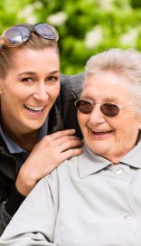 Junge Frau besucht Großmutter im Altenheim