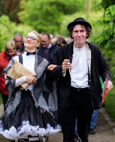 Szenerie aus dem Theaterspaziergang: Mann und Frau Szenerie aus dem Theaterspaziergang: Mann und Frau