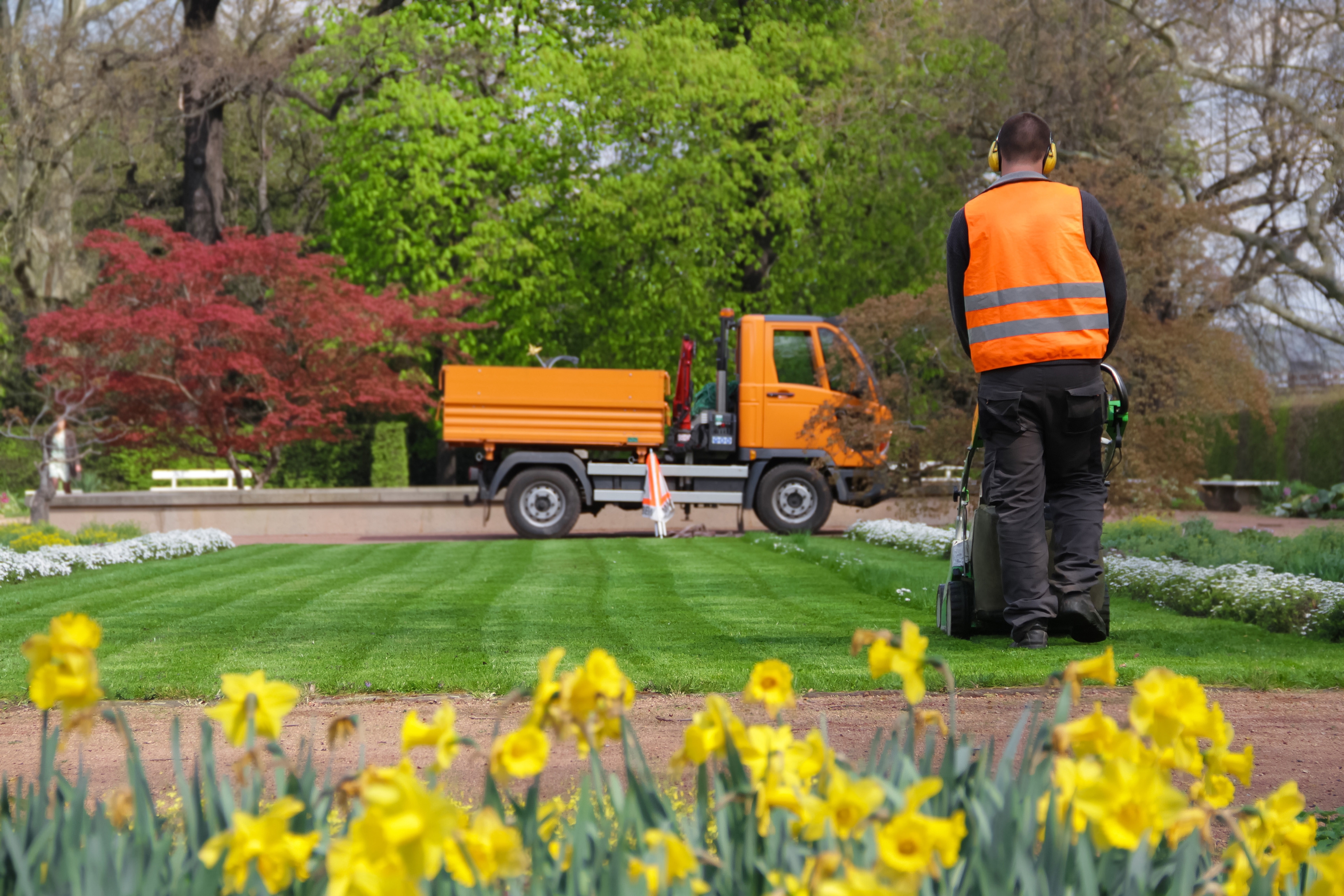 Landschaftsgärtner im Park bei der Arbeit Landschaftsgärtner im Park bei der Arbeit