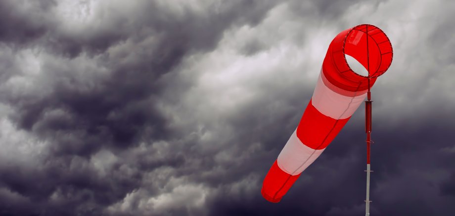 Sturmsack, aufkommendes Gewitter mit Sturm - Konzept