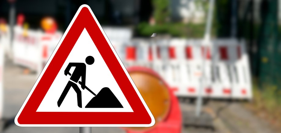 Verkehrsschild und Absperrung an einer Baustelle Verkehrsschild und Absperrung an einer Baustelle