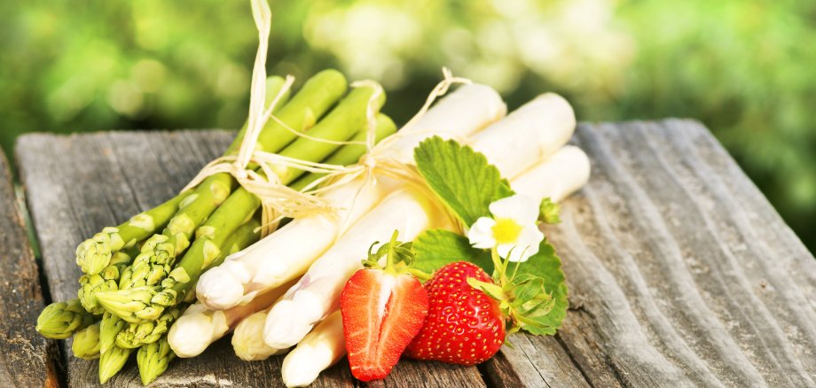 Asparagus, Spargel, grün und weiß, Bund, mit Erdbeeren, auf Holz, Textraum, copy space